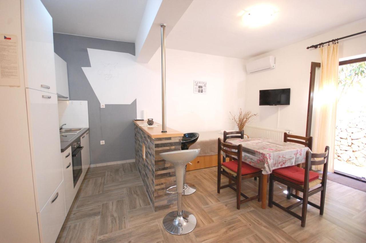 Apartments Snjezana By El-Pi Tours Njivice Eksteriør bilde