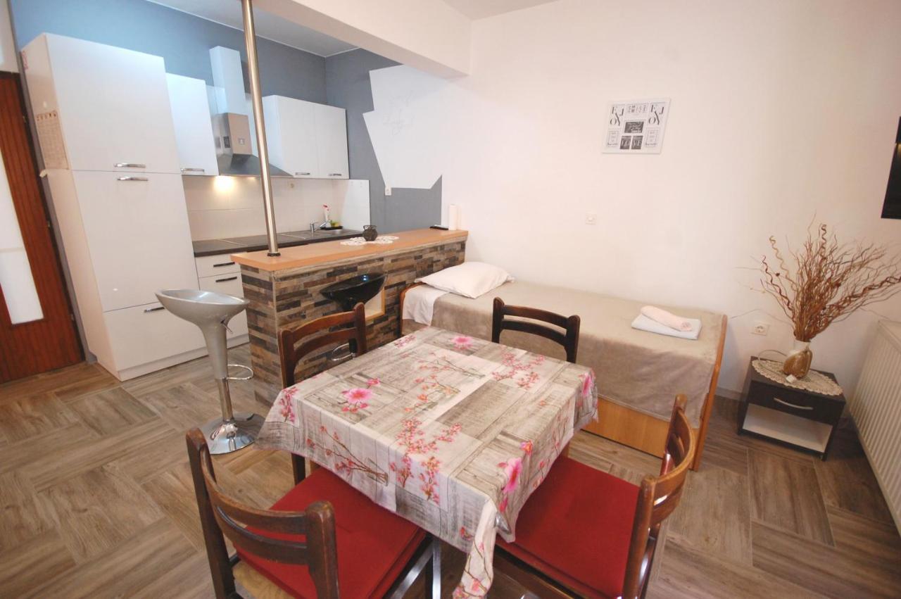 Apartments Snjezana By El-Pi Tours Njivice Eksteriør bilde