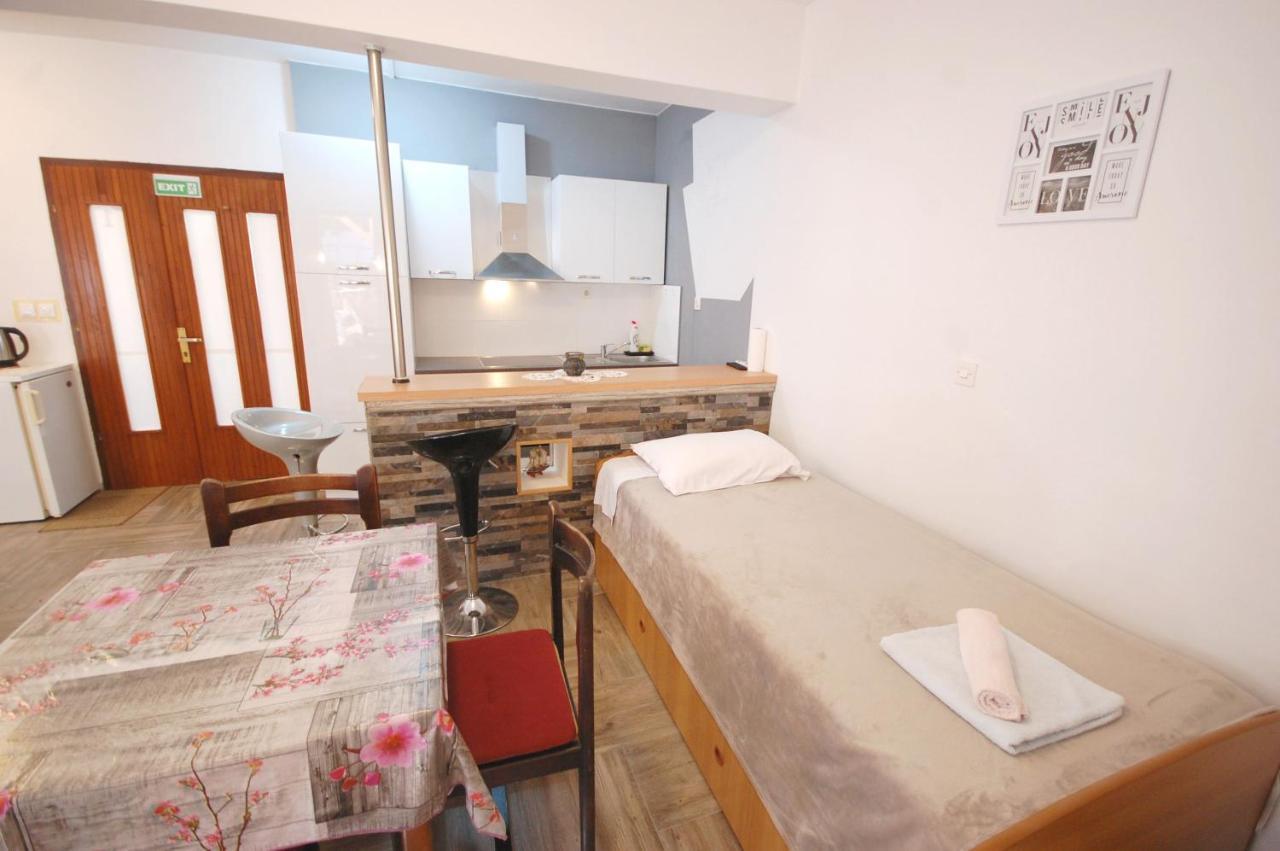 Apartments Snjezana By El-Pi Tours Njivice Eksteriør bilde