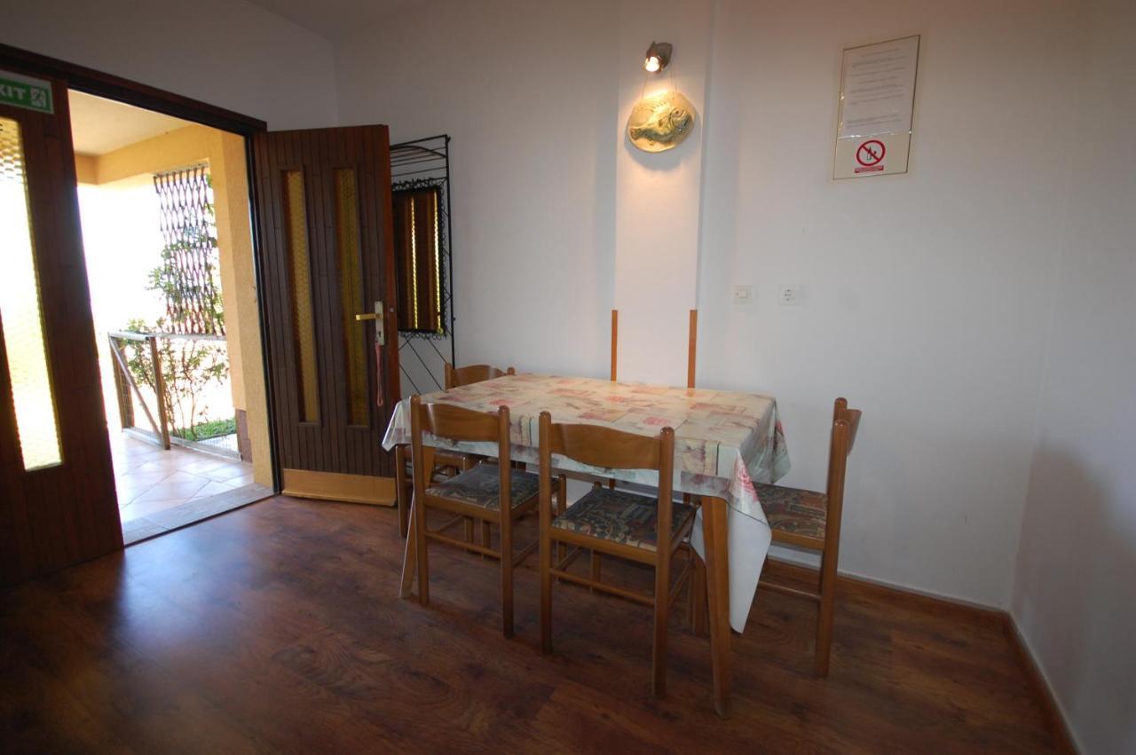 Apartments Snjezana By El-Pi Tours Njivice Eksteriør bilde